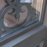 Дверь «Аляска с окном и лазерной резкой» с терморазрывом