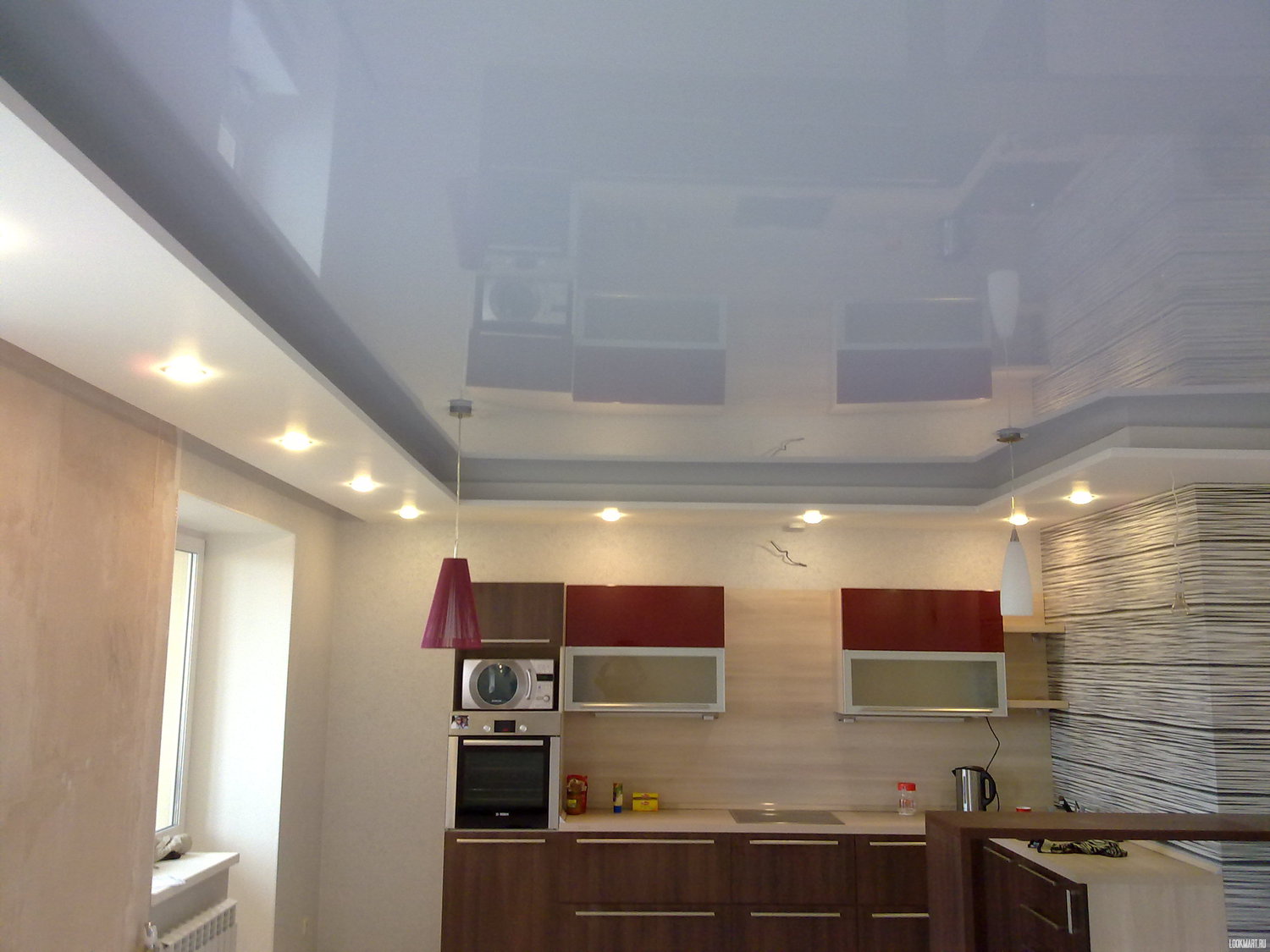 Какой лучше натяжной на кухне. Натяжной потолок на кухне. Подвесной потолок на кухне. Двухъярусный потолок на кухне. Двухуровневый потолок на кухне.