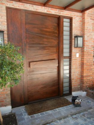 Современная деревянная дверь