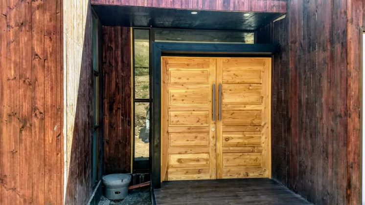 Деревянная дверь, окрашенная зерном